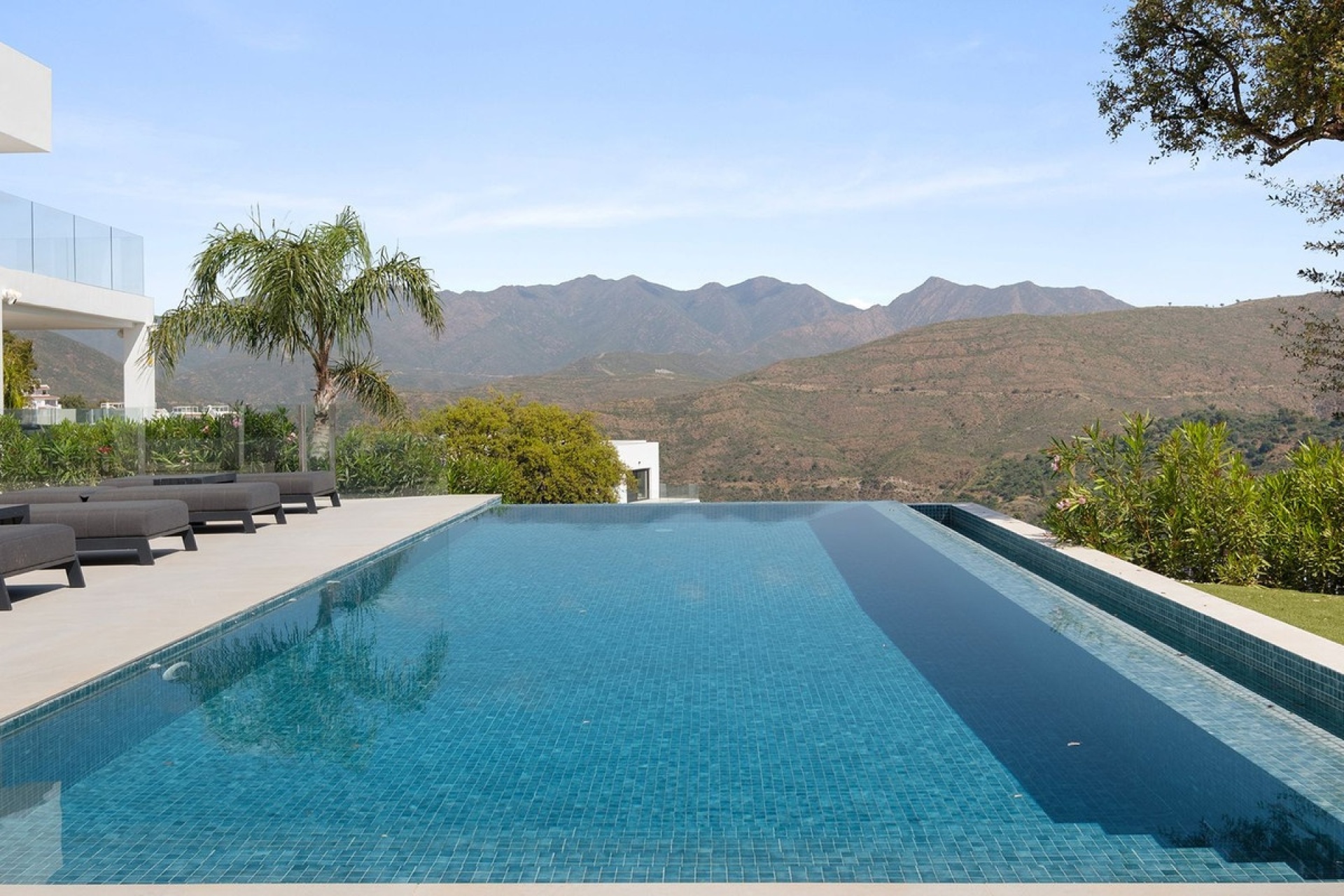 Resale - Villa - Marbella - La Mairena