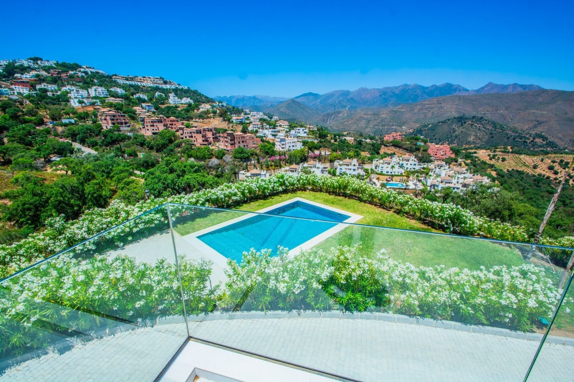 Resale - Villa - Marbella - La Mairena