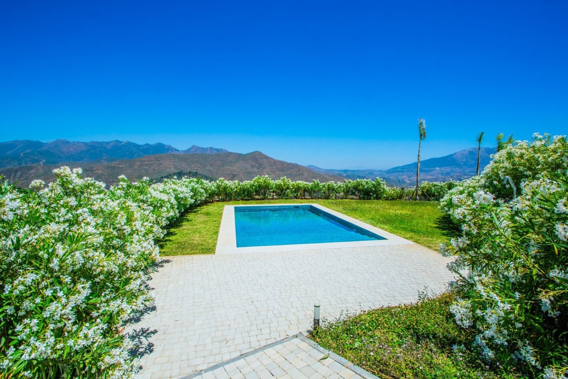 Resale - Villa - Marbella - La Mairena