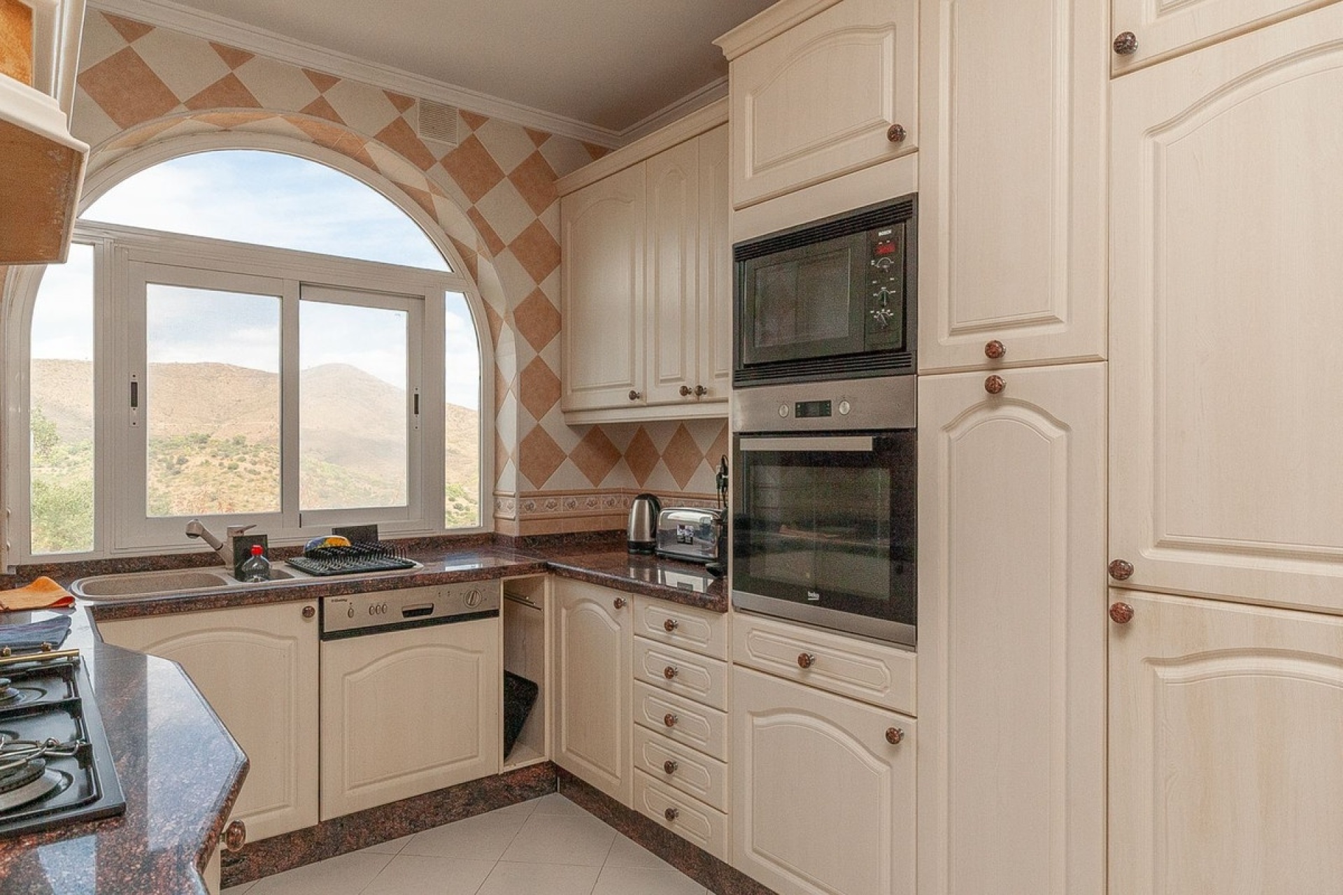 Resale - Villa - Marbella - La Mairena