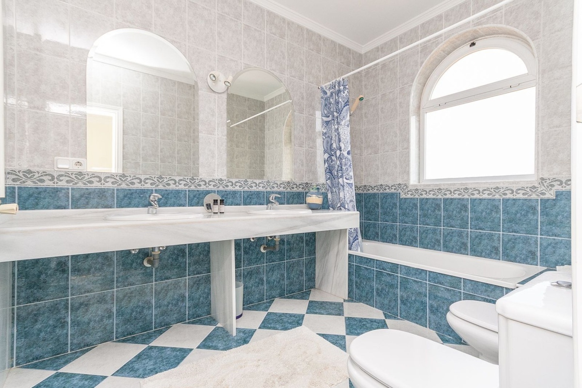 Resale - Villa - Marbella - La Mairena