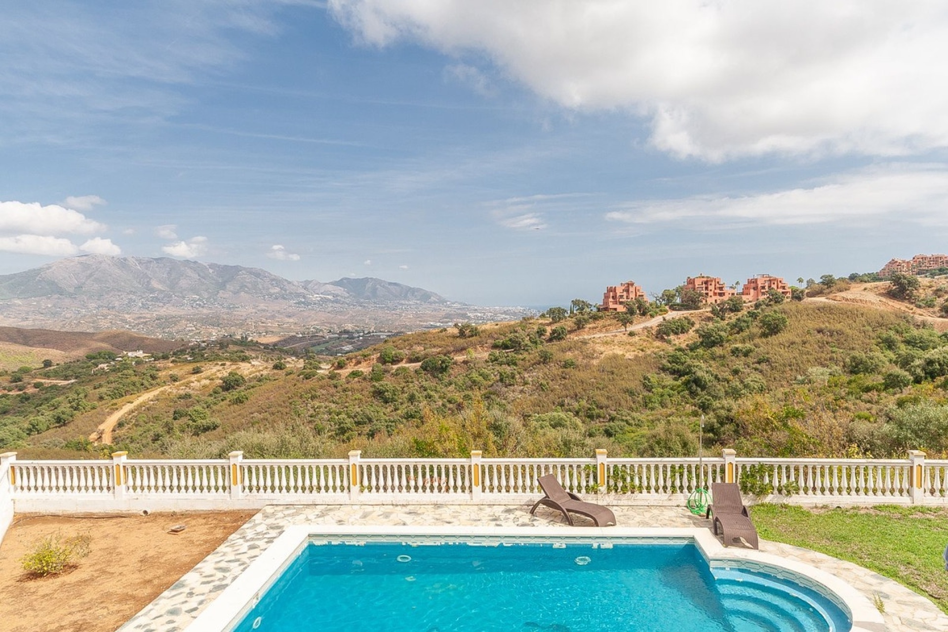 Resale - Villa - Marbella - La Mairena