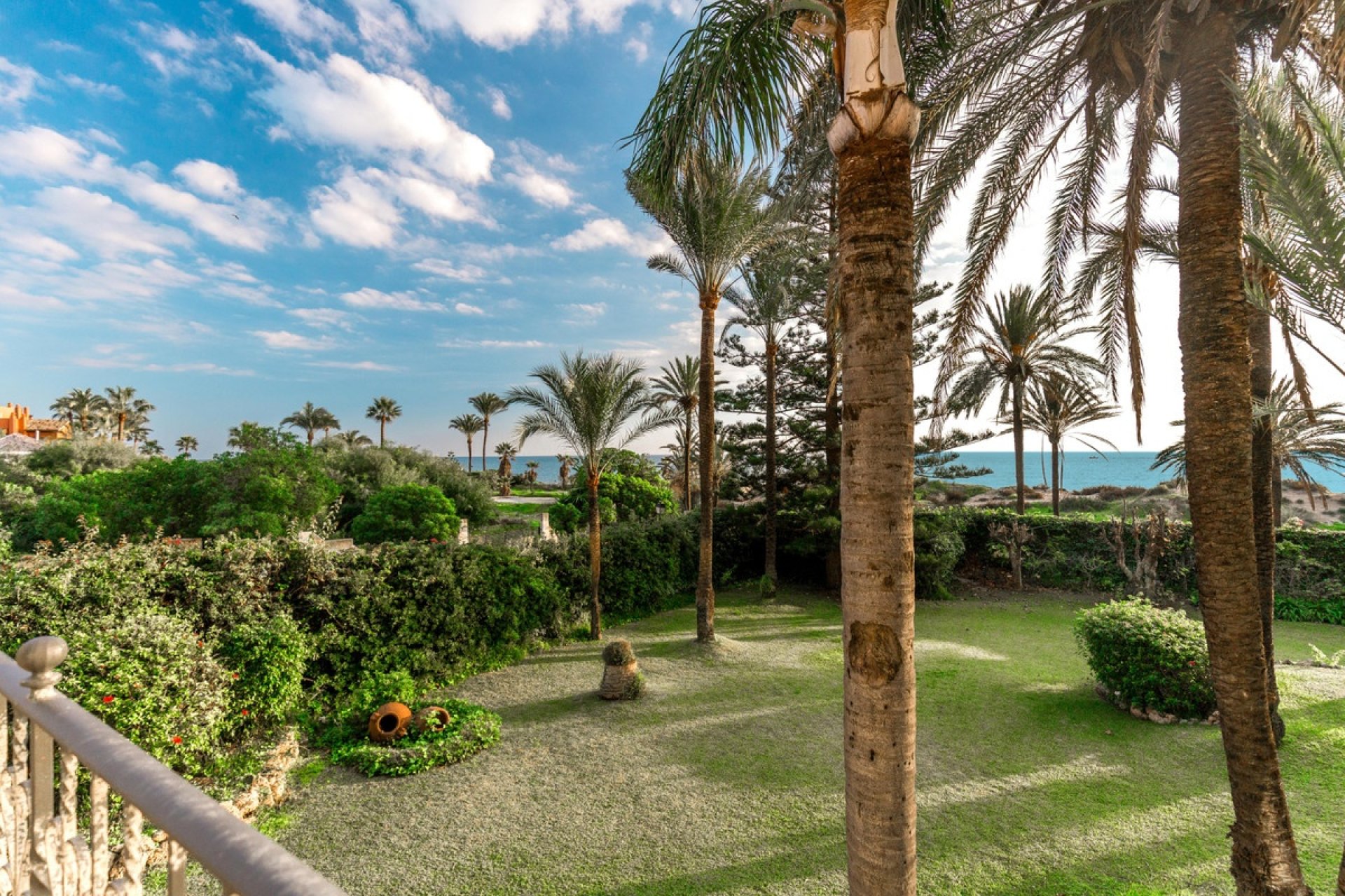 Resale - Villa - Marbella - Los Monteros