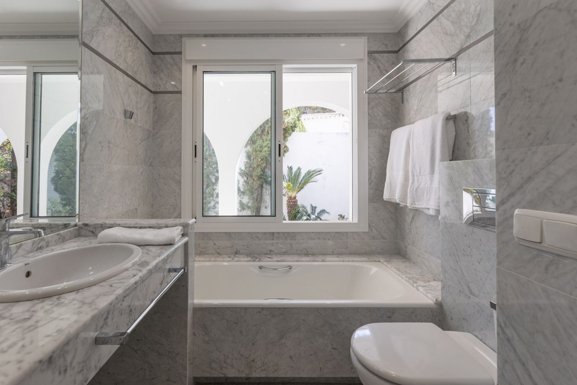 Resale - Villa - Marbella - Los Monteros