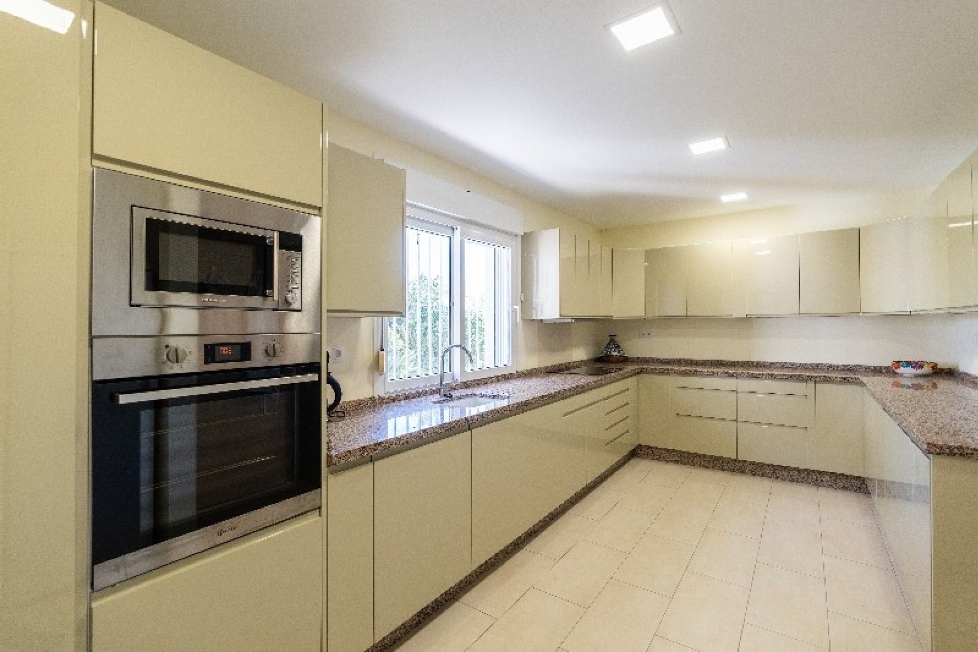 Resale - Villa - Marbella - Marbesa