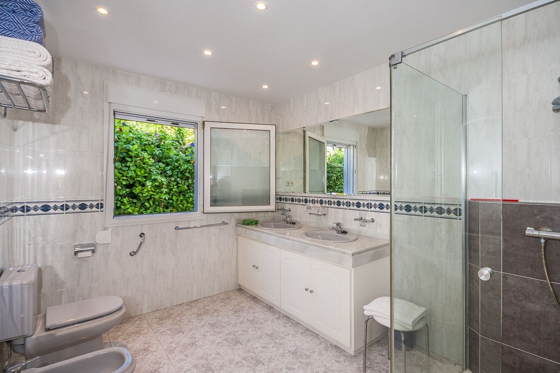 Resale - Villa - Marbella - Marbesa