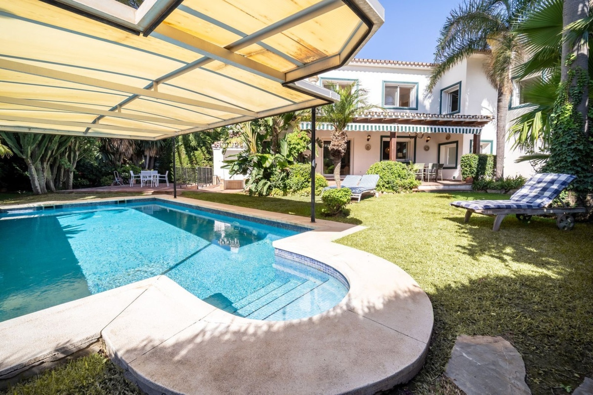 Resale - Villa - Marbella - Marbesa