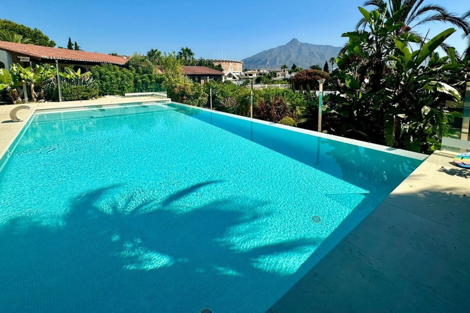 Resale - Villa - Marbella - Nueva Andalucía