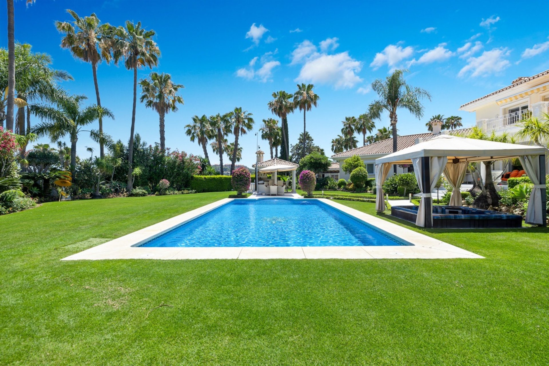 Resale - Villa - Marbella - Nueva Andalucía