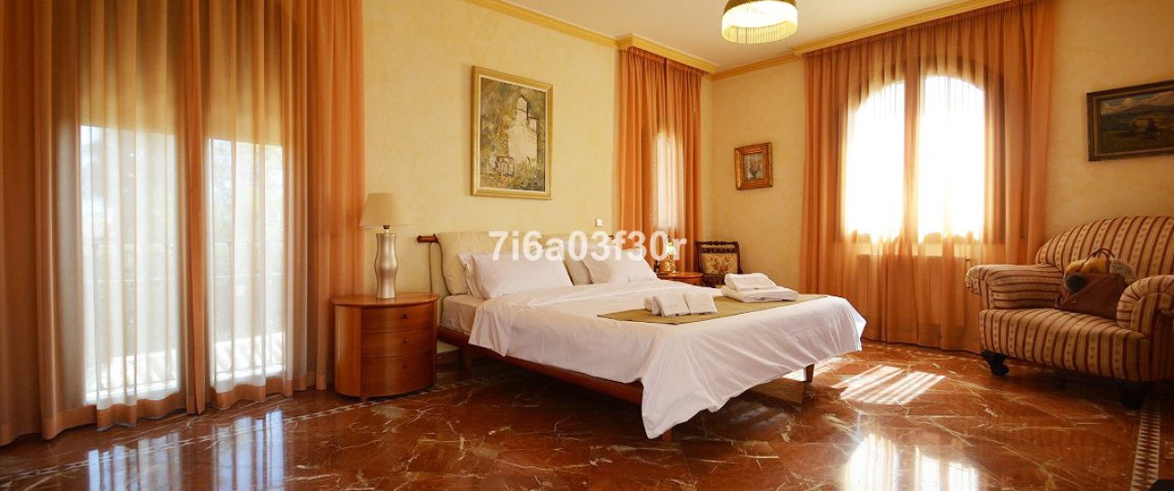 Resale - Villa - Marbella - Nueva Andalucía