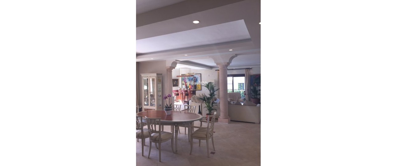 Resale - Villa - Marbella - Nueva Andalucía