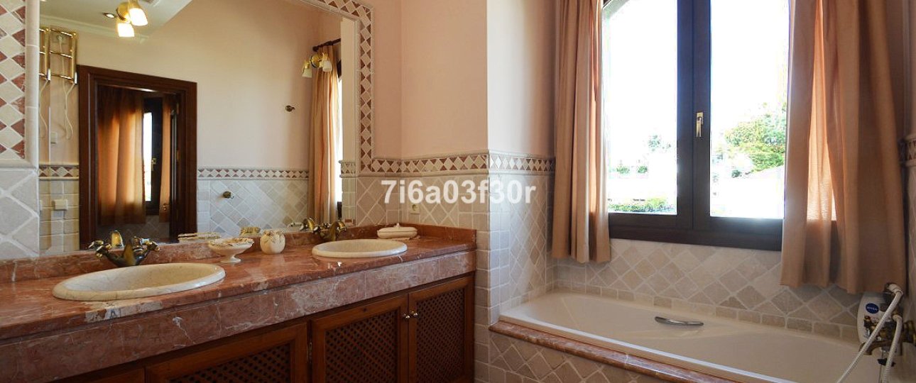 Resale - Villa - Marbella - Nueva Andalucía