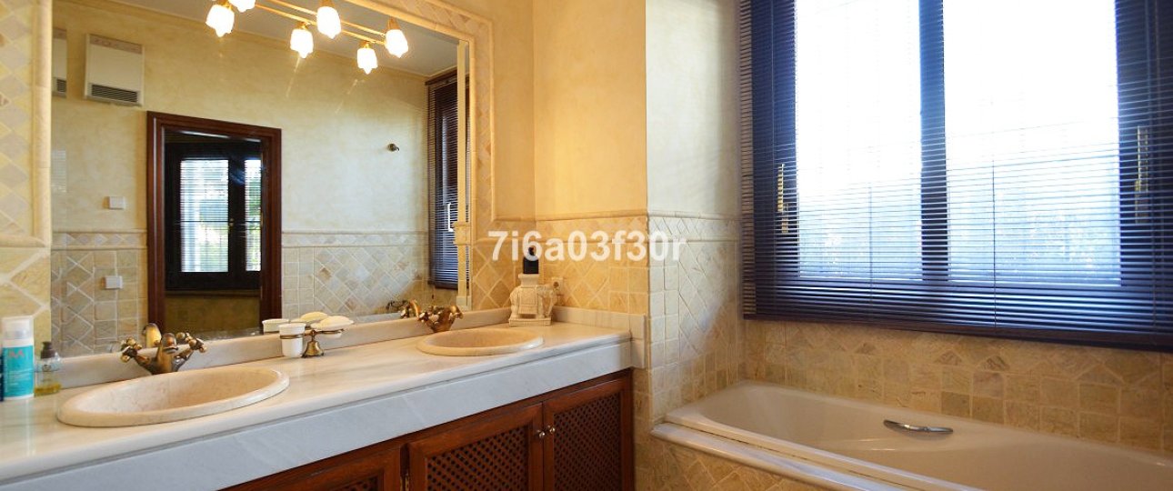 Resale - Villa - Marbella - Nueva Andalucía