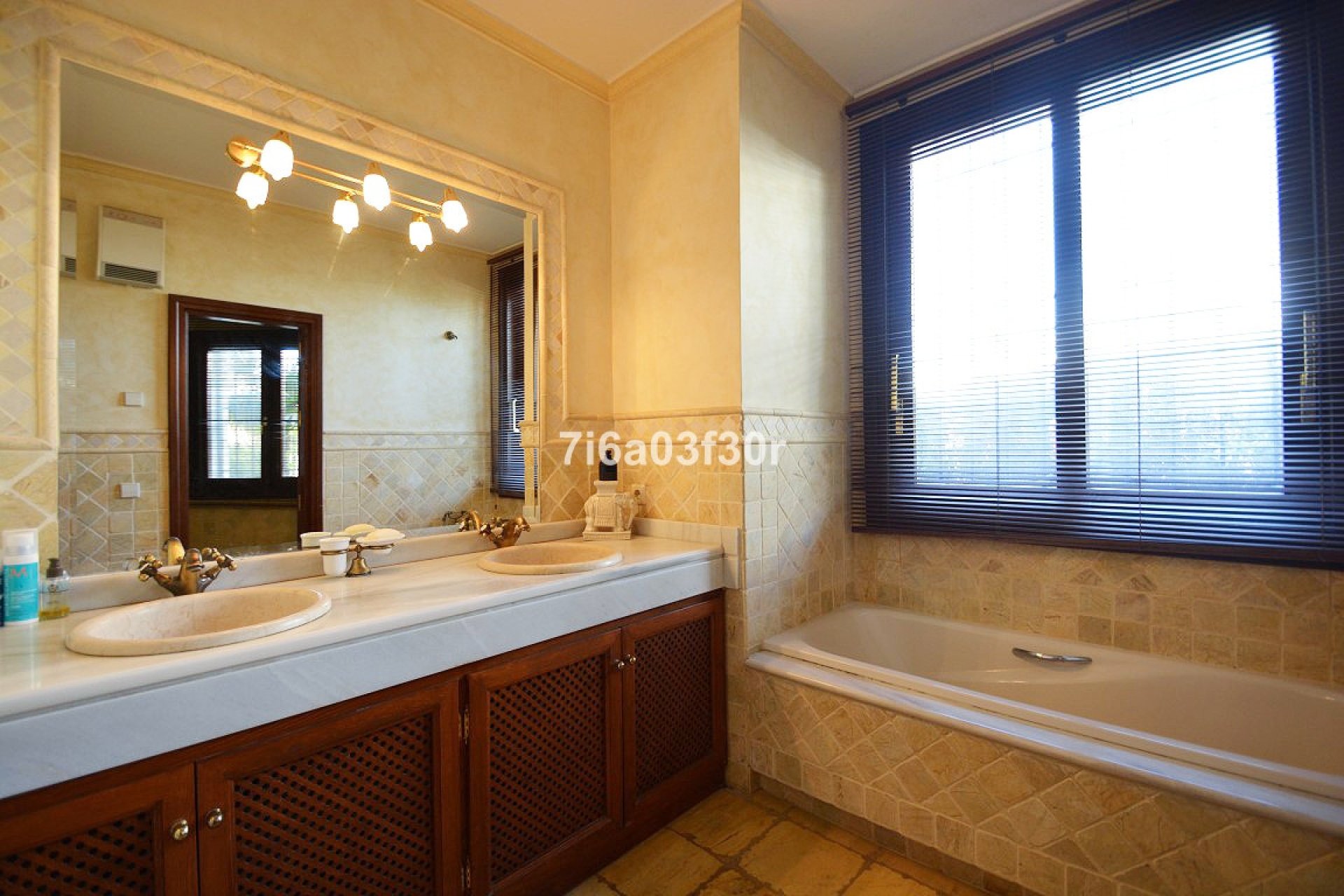 Resale - Villa - Marbella - Nueva Andalucía