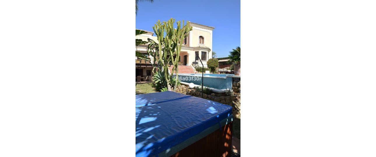 Resale - Villa - Marbella - Nueva Andalucía