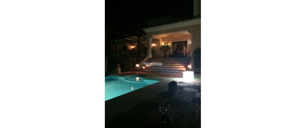 Resale - Villa - Marbella - Nueva Andalucía
