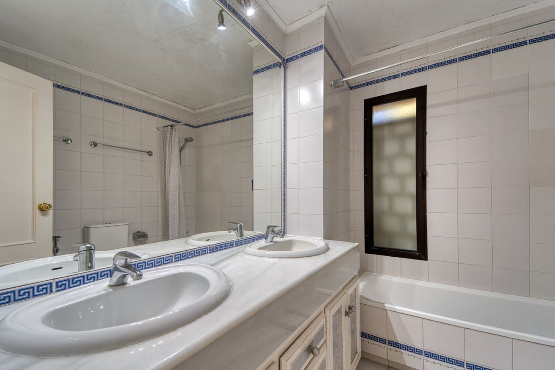 Resale - Villa - Marbella - Nueva Andalucía