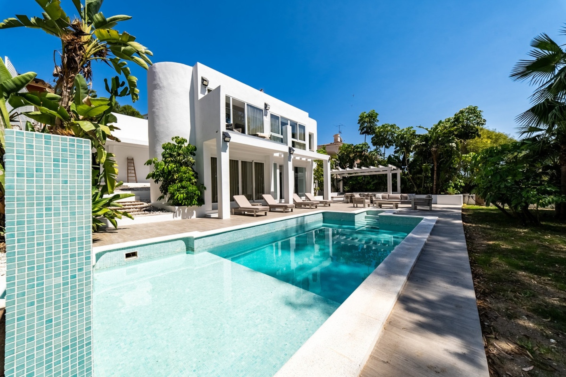 Resale - Villa - Marbella - Nueva Andalucía