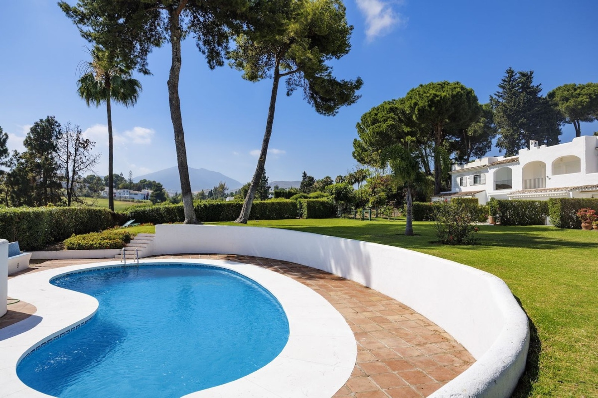 Resale - Villa - Marbella - Nueva Andalucía