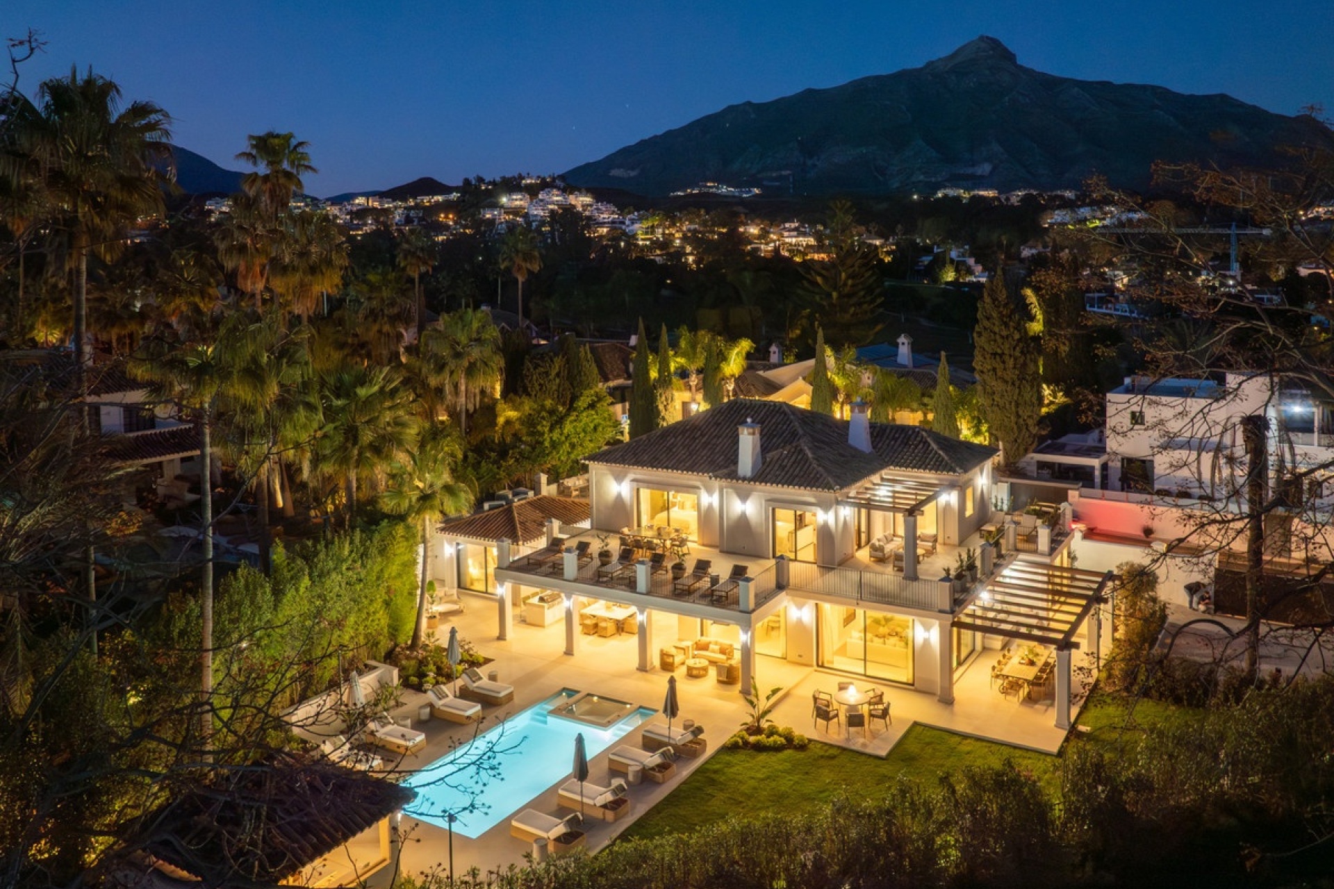 Resale - Villa - Marbella - Nueva Andalucía