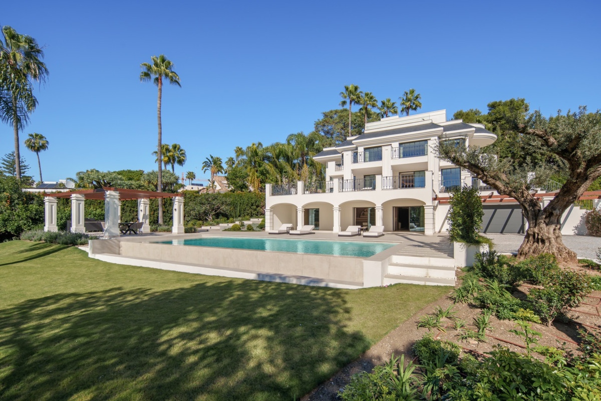 Resale - Villa - Marbella - Nueva Andalucía