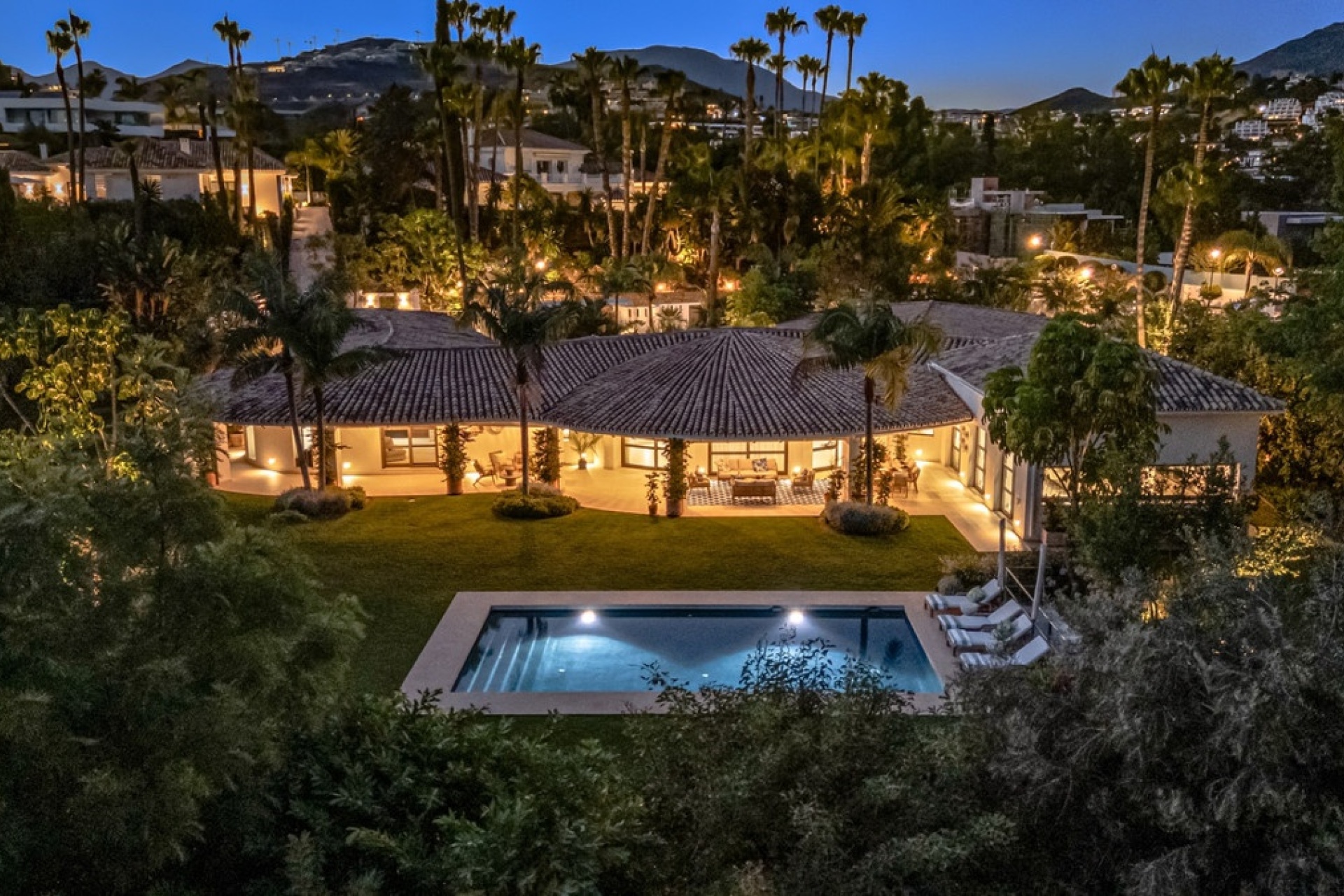 Resale - Villa - Marbella - Nueva Andalucía