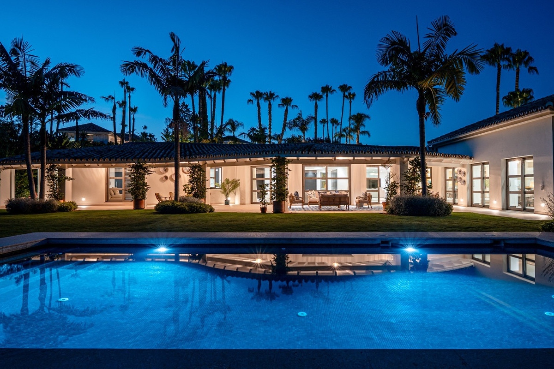 Resale - Villa - Marbella - Nueva Andalucía