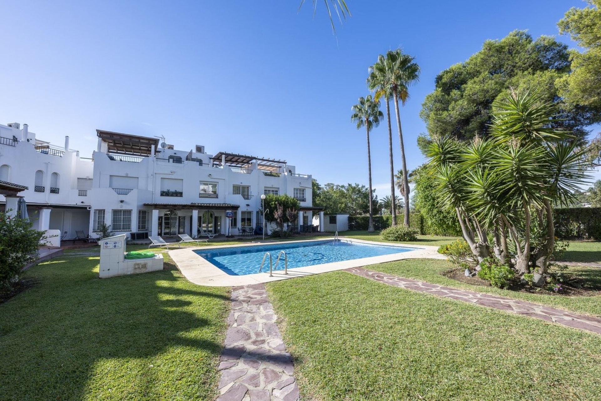 Resale - Villa - Marbella - Nueva Andalucía