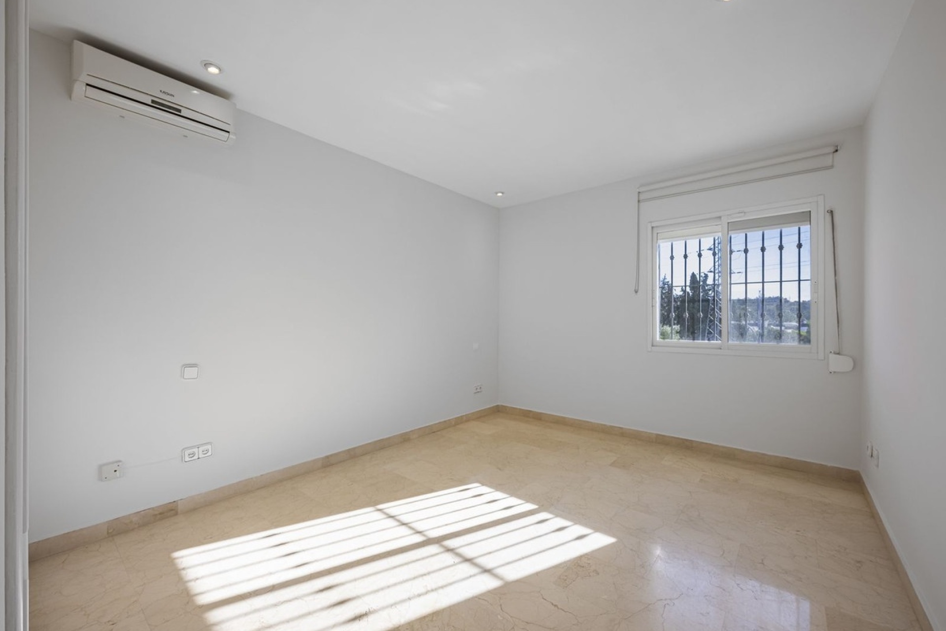 Resale - Villa - Marbella - Nueva Andalucía