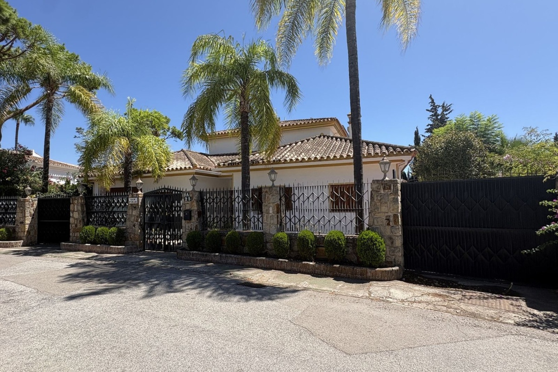 Resale - Villa - Marbella - Nueva Andalucía