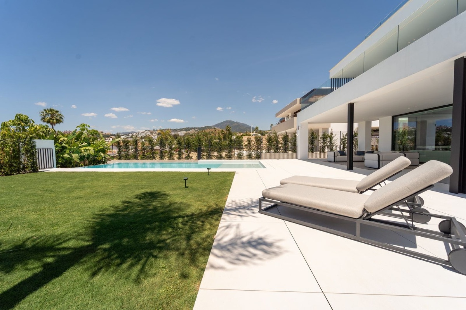Resale - Villa - Marbella - Nueva Andalucía