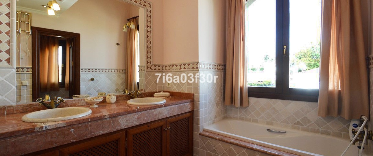 Resale - Villa - Marbella - Nueva Andalucía