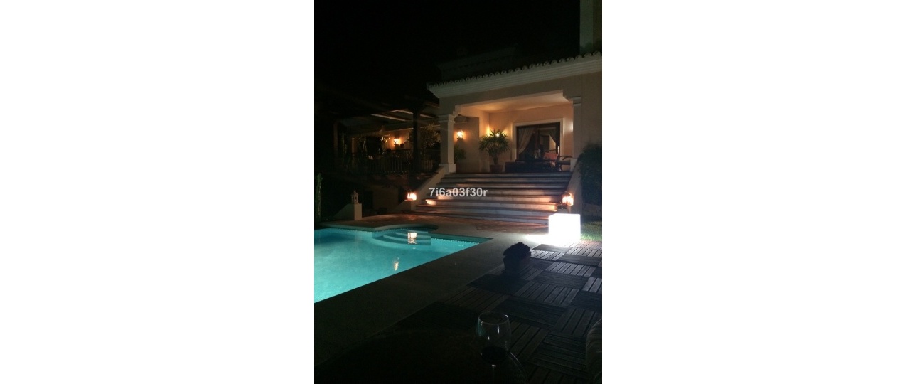 Resale - Villa - Marbella - Nueva Andalucía