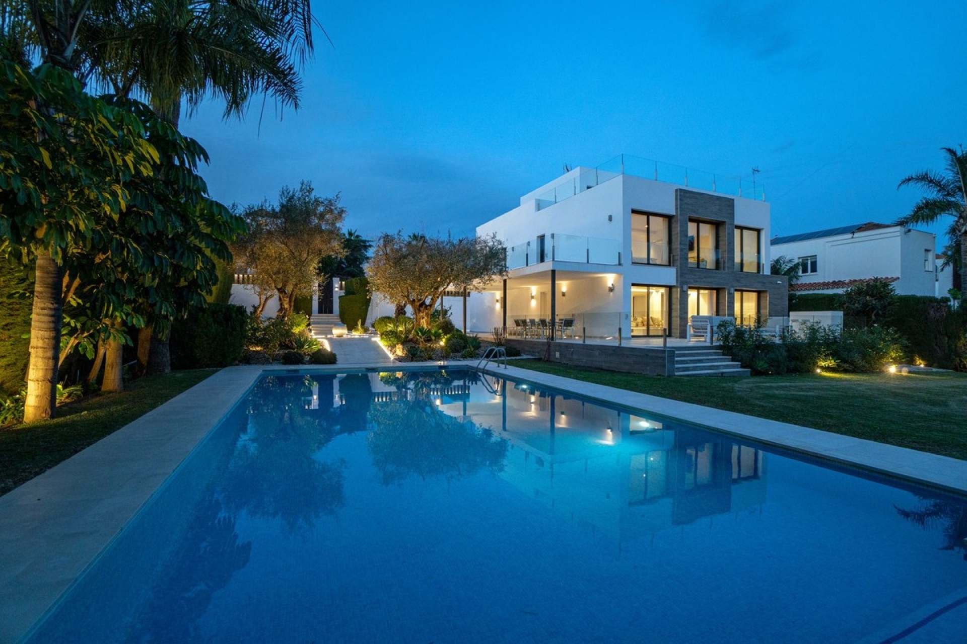 Resale - Villa - Marbella - Nueva Andalucía