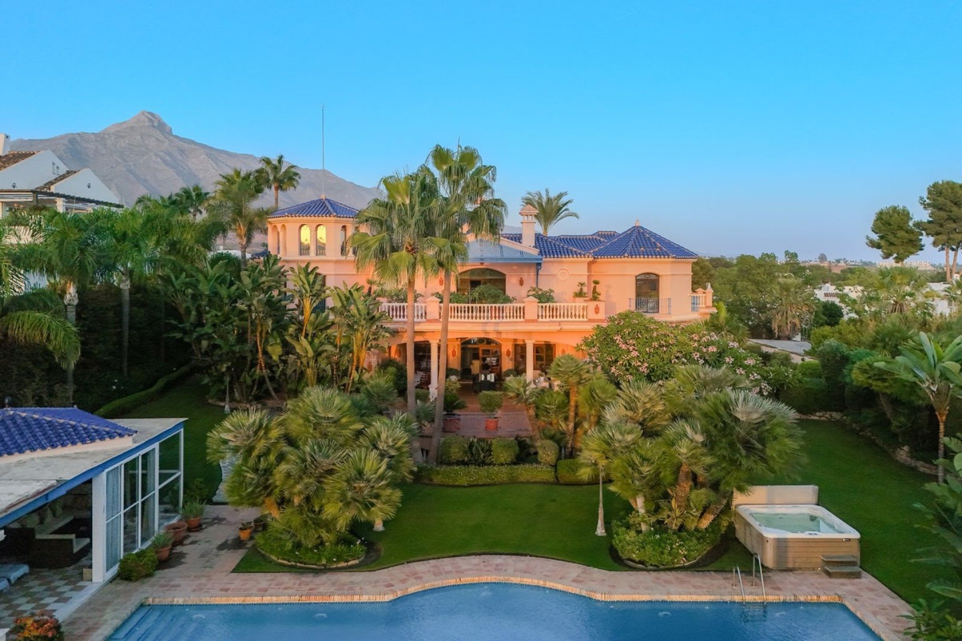 Resale - Villa - Marbella - Nueva Andalucía
