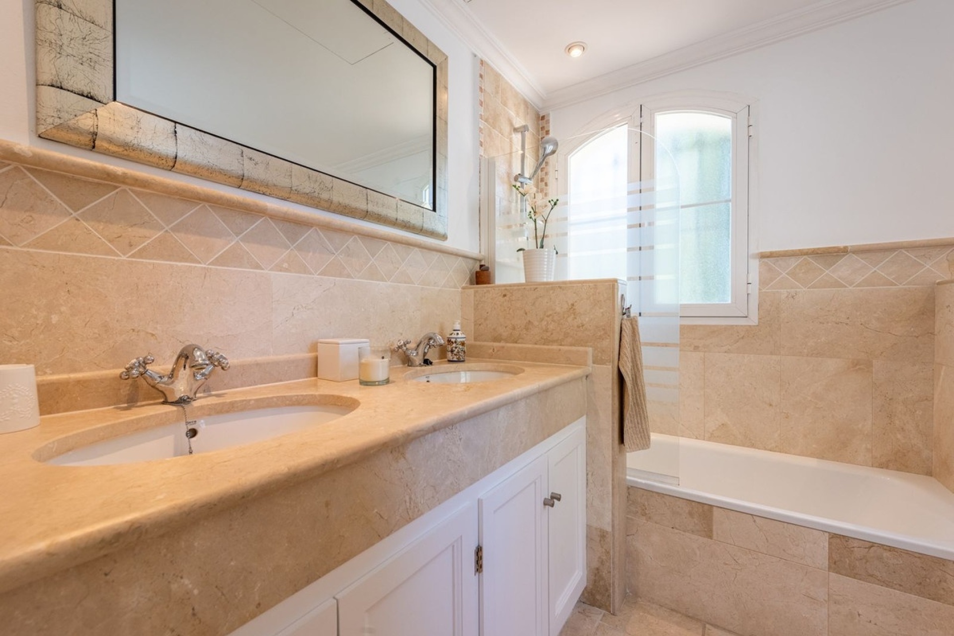 Resale - Villa - Marbella - Nueva Andalucía