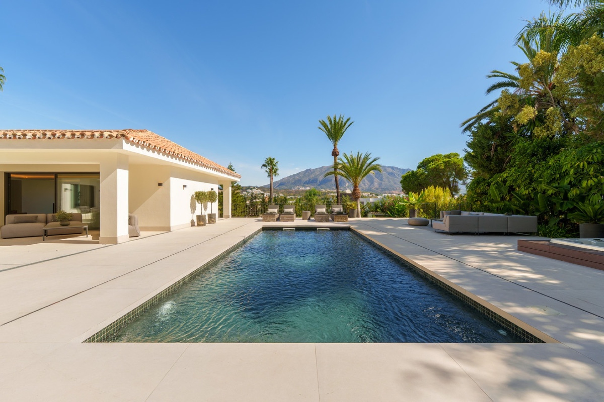 Resale - Villa - Marbella - Nueva Andalucía