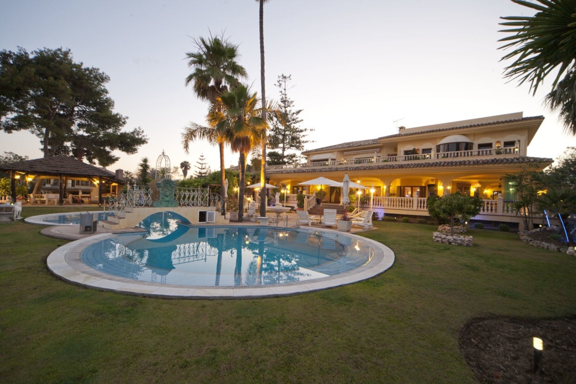 Resale - Villa - Marbella - Puerto Banús