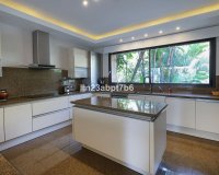 Resale - Villa - Marbella - Puerto Banús