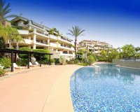 Resale - Villa - Marbella - Puerto Banús