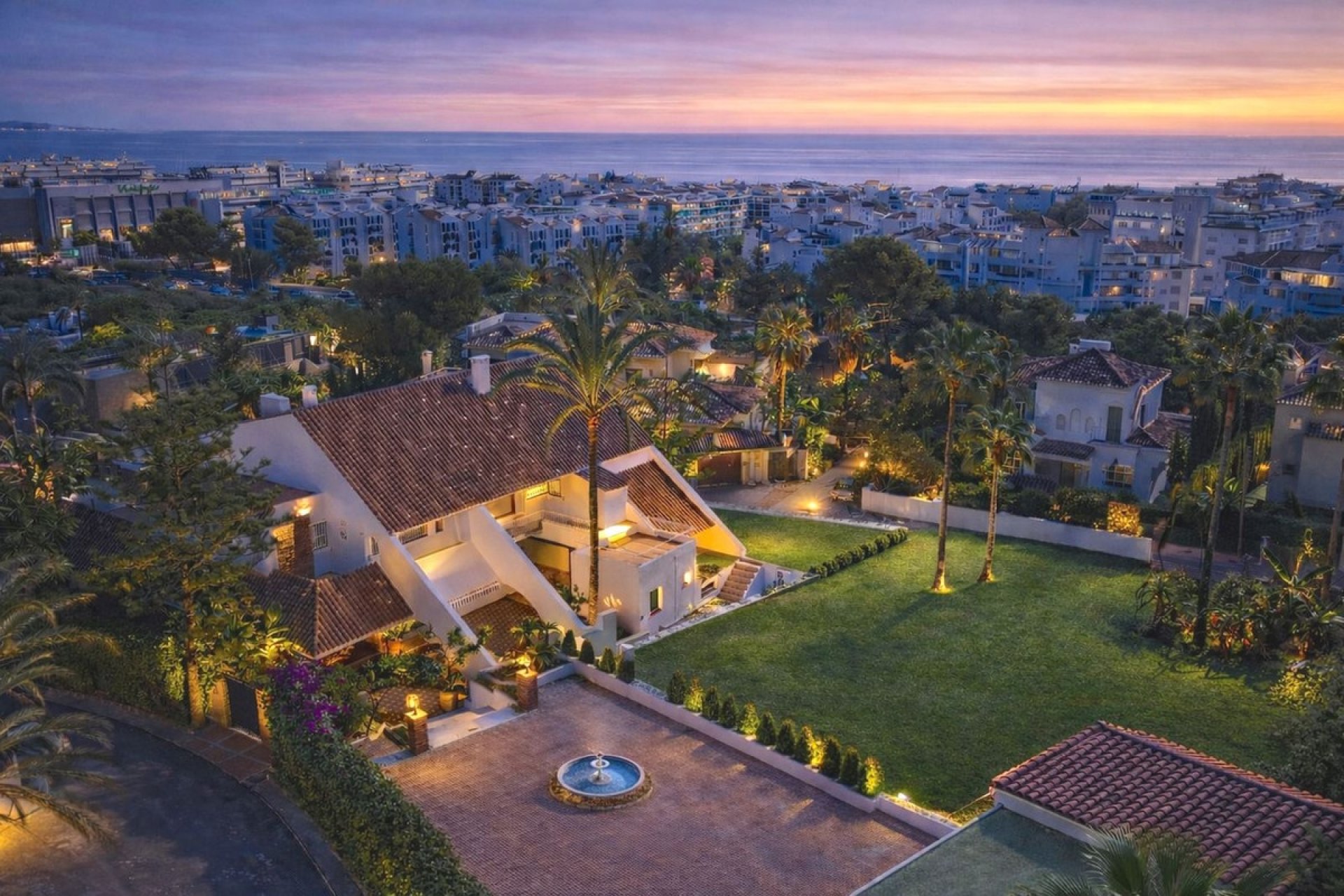 Resale - Villa - Marbella - Puerto Banús