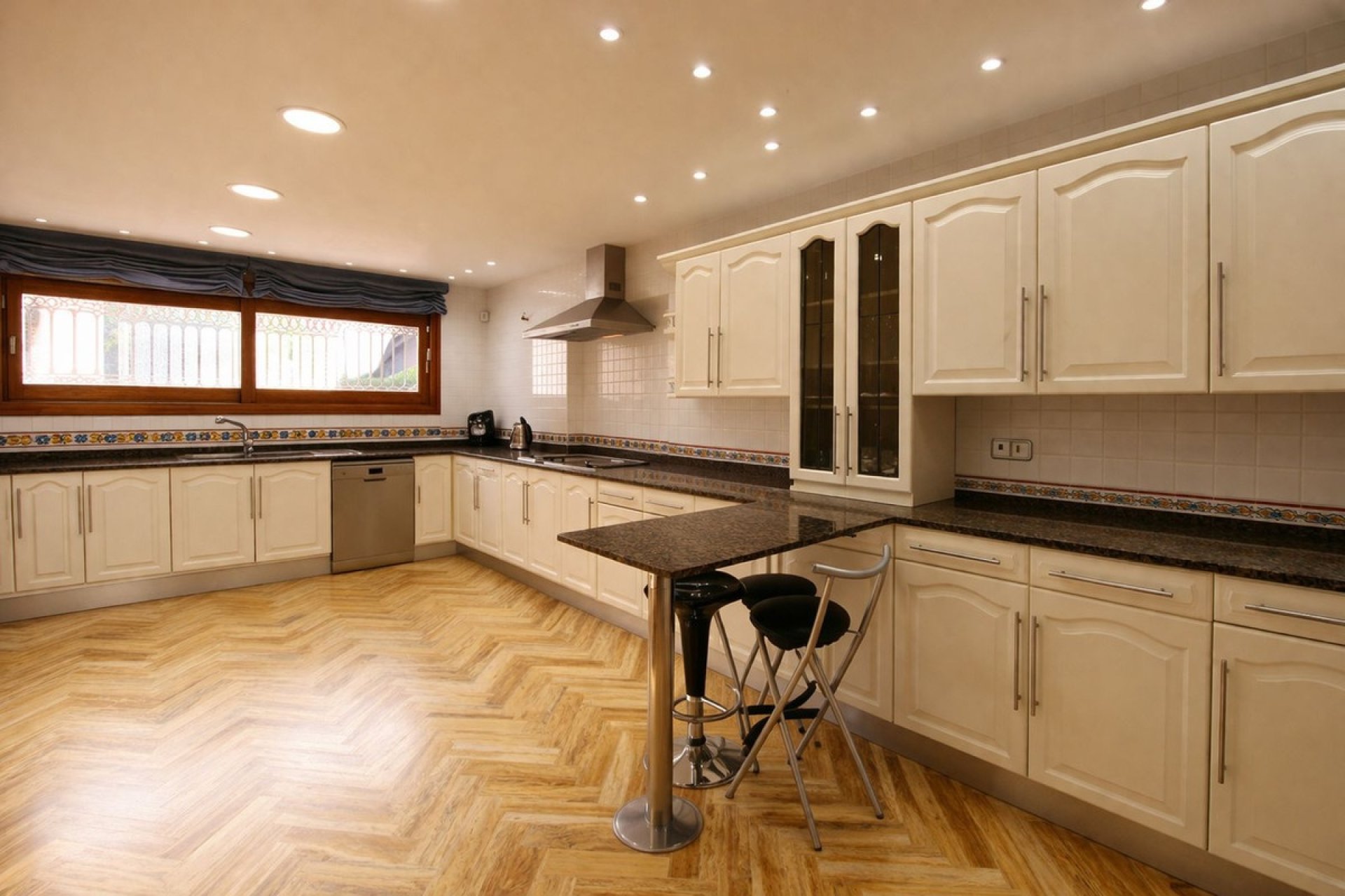 Resale - Villa - Marbella - Puerto Banús