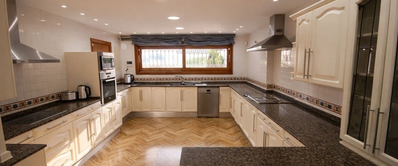 Resale - Villa - Marbella - Puerto Banús