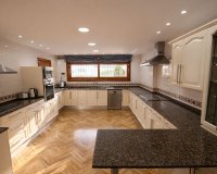 Resale - Villa - Marbella - Puerto Banús