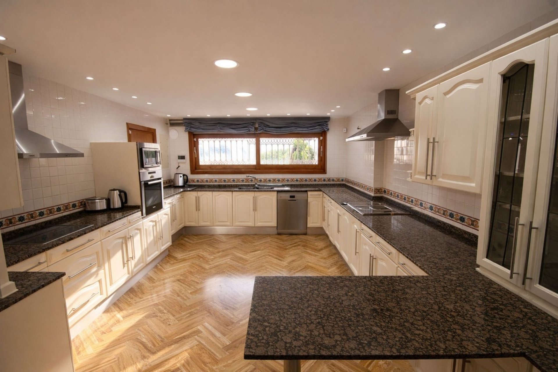 Resale - Villa - Marbella - Puerto Banús