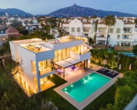 Resale - Villa - Marbella - Puerto Banús