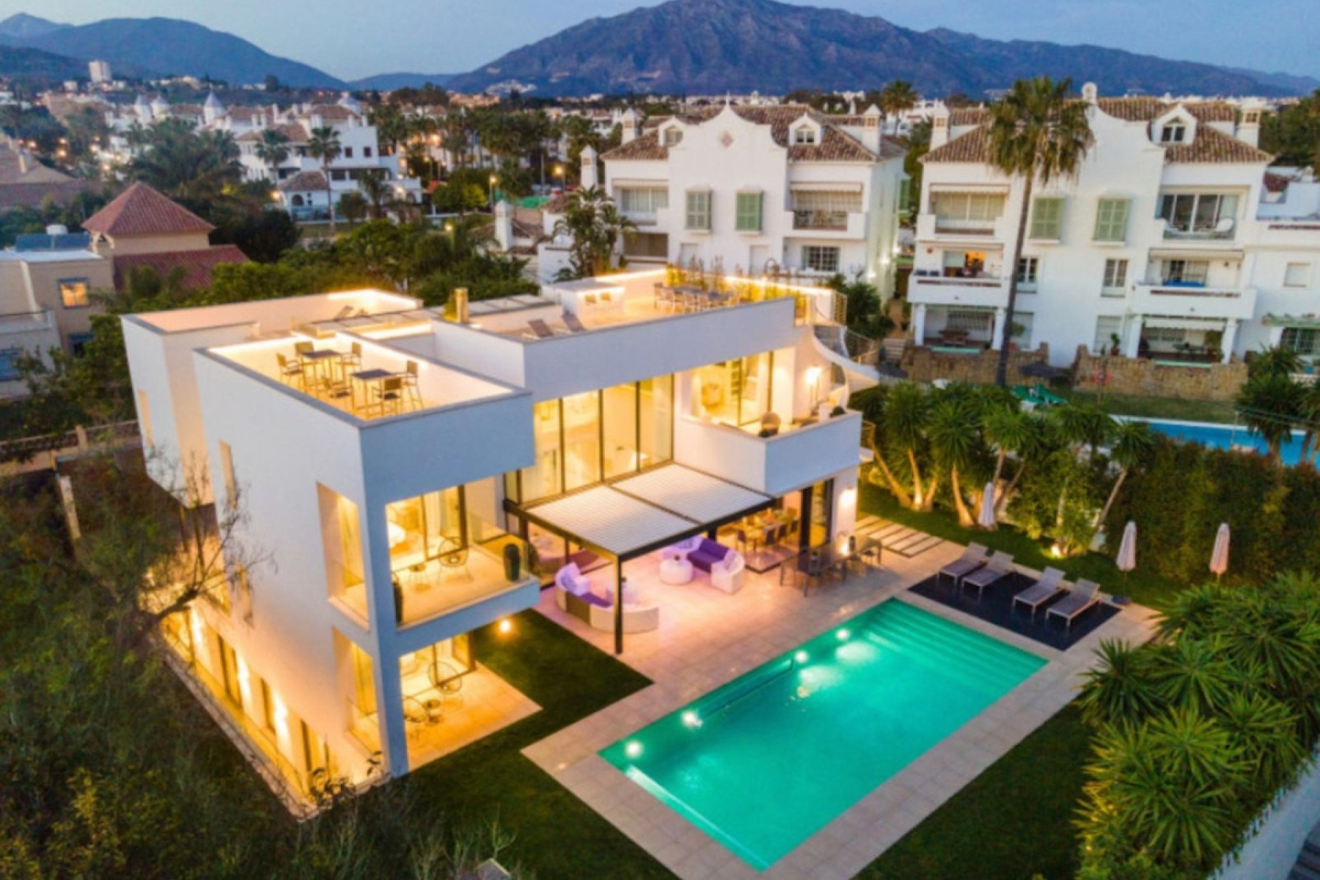 Resale - Villa - Marbella - Puerto Banús