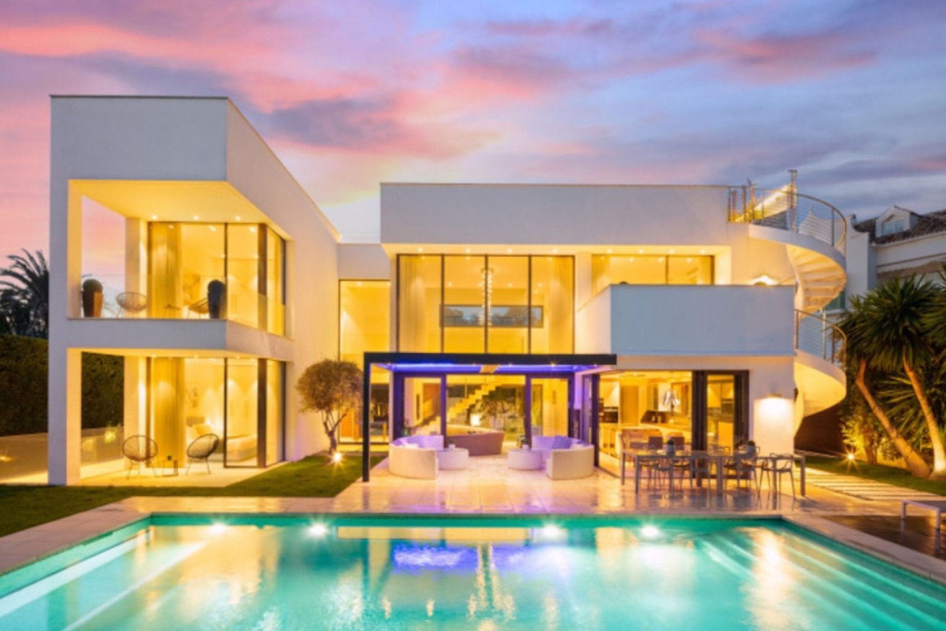 Resale - Villa - Marbella - Puerto Banús