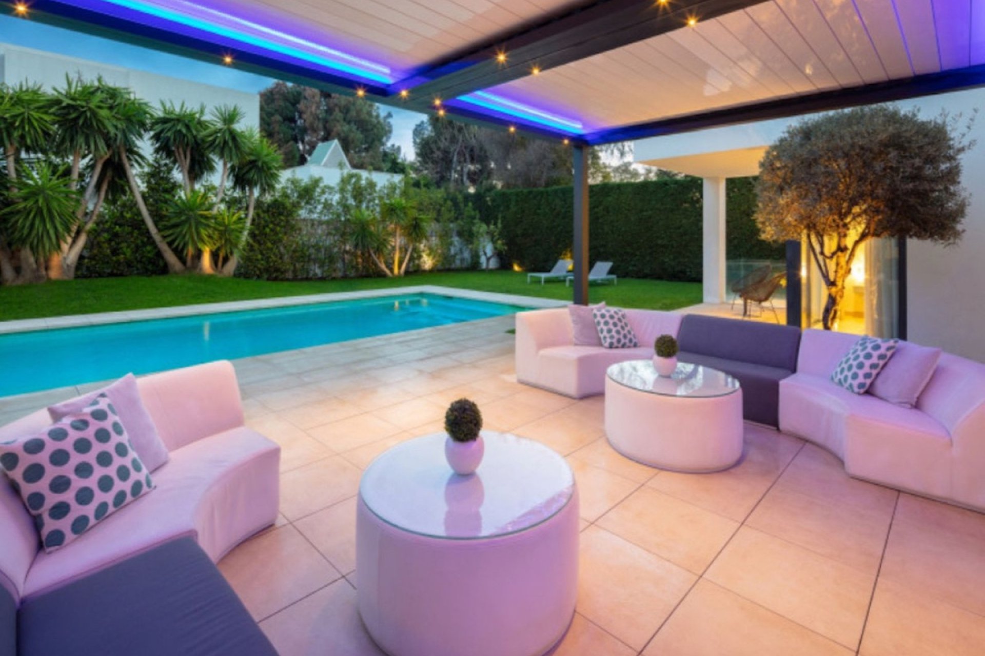 Resale - Villa - Marbella - Puerto Banús