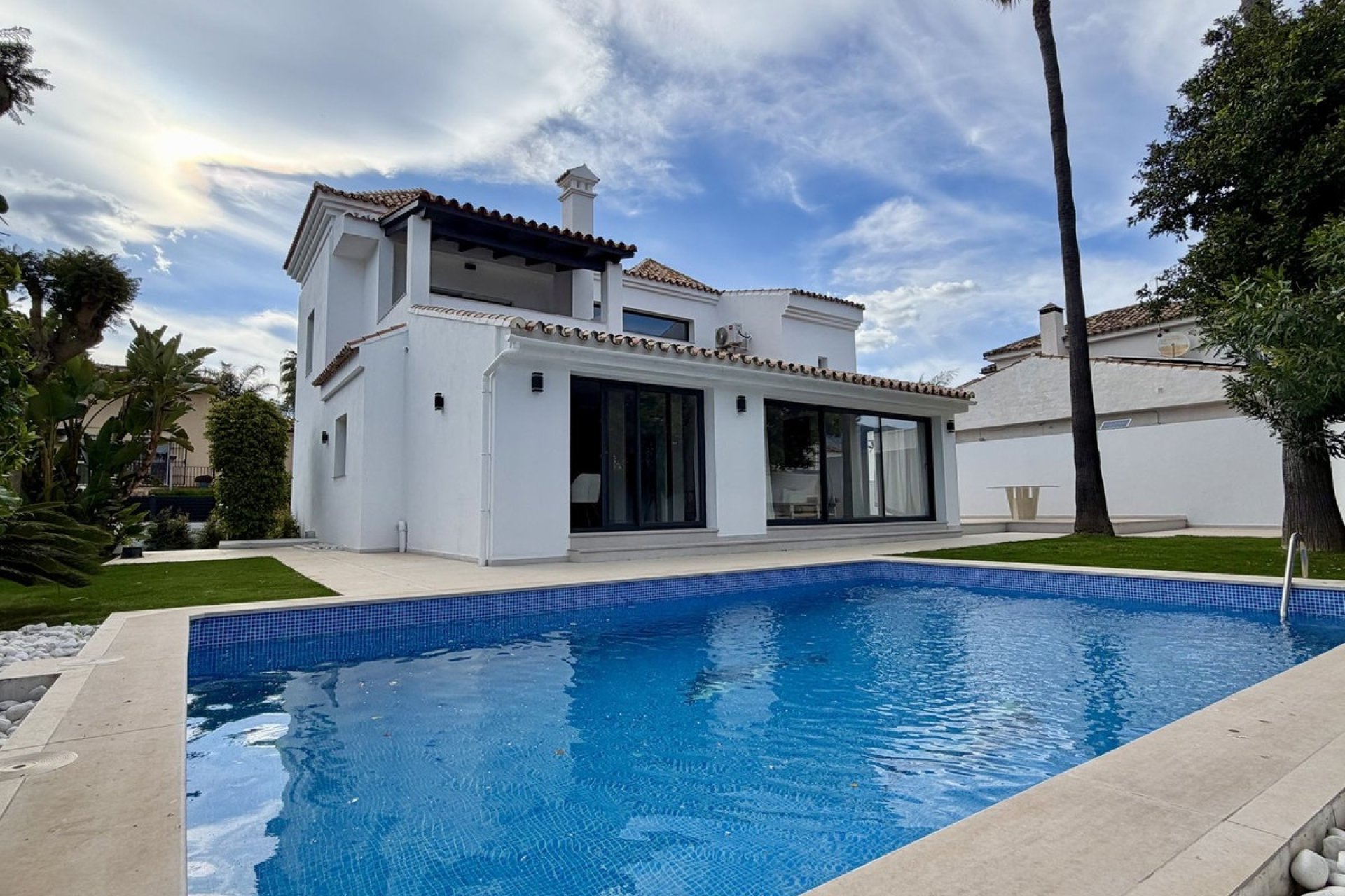 Resale - Villa - Marbella - Puerto Banús